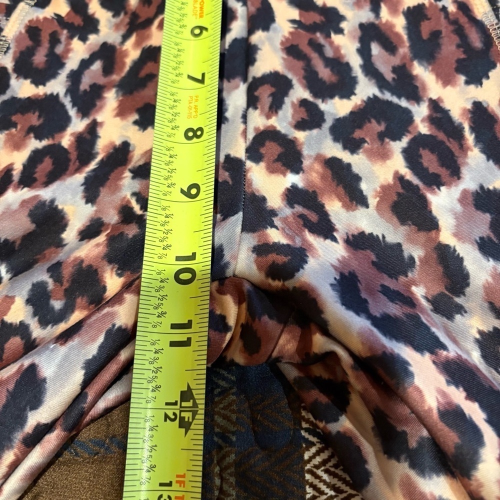 Bally Total Fitness Women's Leopard Print
Yoga Pants with Pockets Size Small - Picture 10 of 11